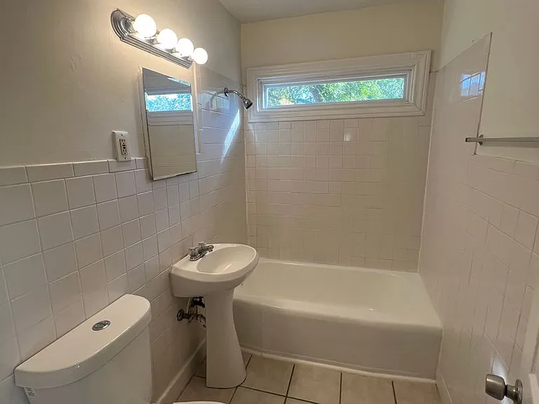 27 Pacific Ave — Photo 4