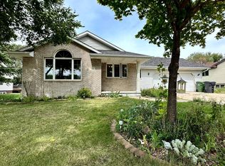 826 Homewood Ave, Worthington, MN 56187