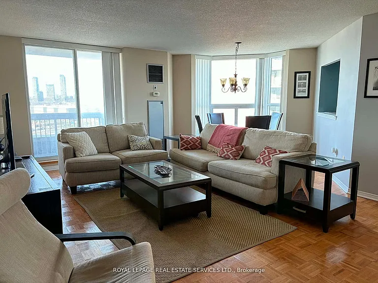 11 Thorncliffe Park Dr #607 — Photo 4