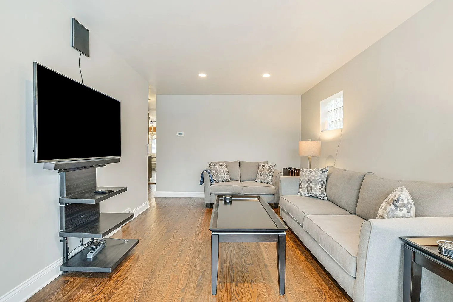 4 bed, 2.0 bath, 1022 sqft, $5,483 — Photo 2