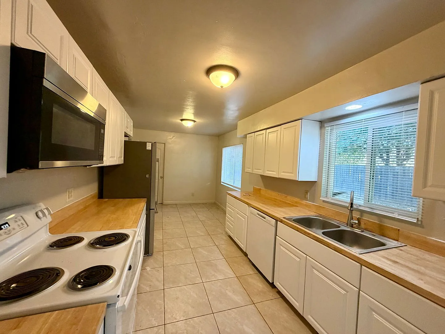 3 Bed 2 Bath House With New Luxury Vinyl Plank Flooring — Photo 4