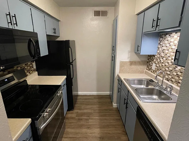 120 Avenue H #106 — Photo 2