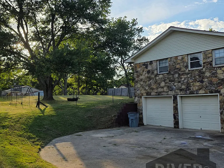 1233 Ridge Dr — Photo 4