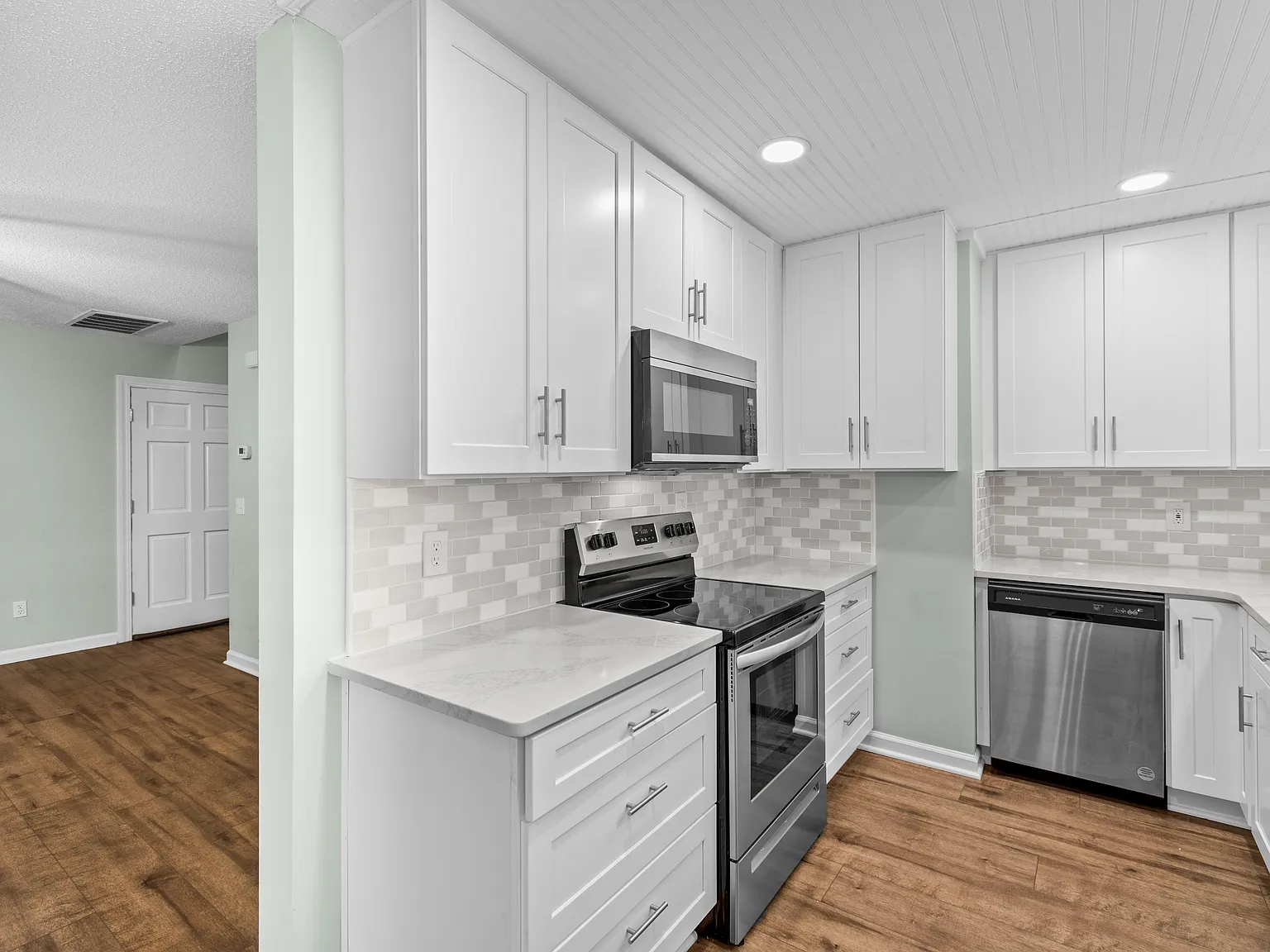 3 bed, 2.5 bath, 1400 sqft, $2,400 — Photo 2