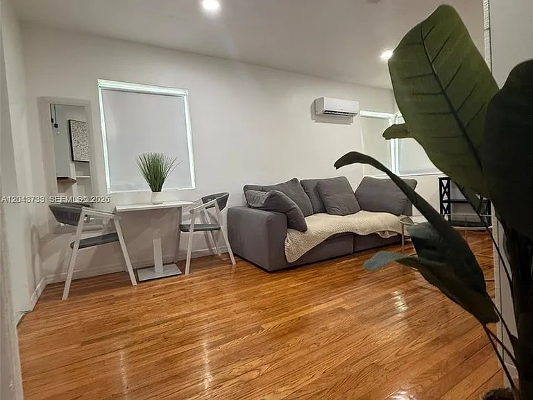 528 NE 70th St #TOP — Photo 9