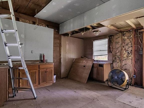 4th image of 1025 Kennedy Dr