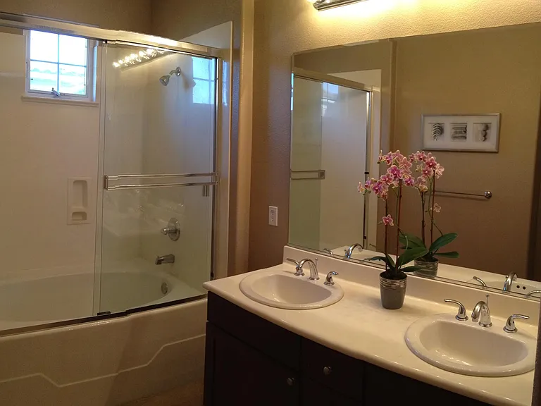 Master Bathroom (2nd Floor)