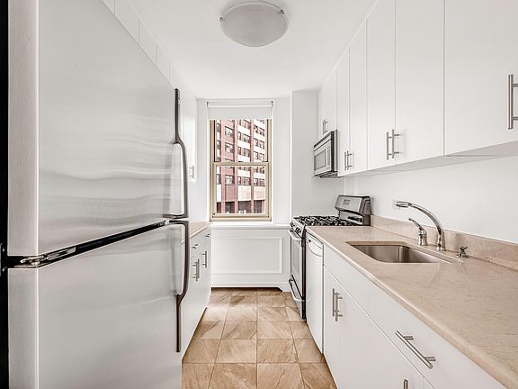 4th image of 30 W 63rd St APT 11P