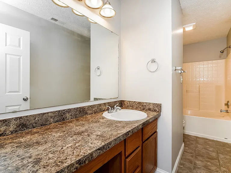 4487 Connaught East Dr — Photo 14