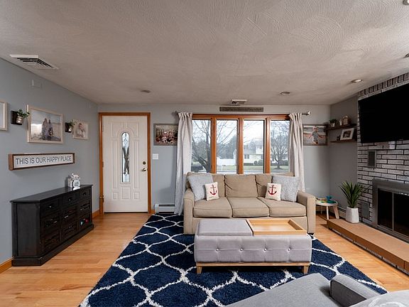 5th image of 136 Broadmeadow Dr