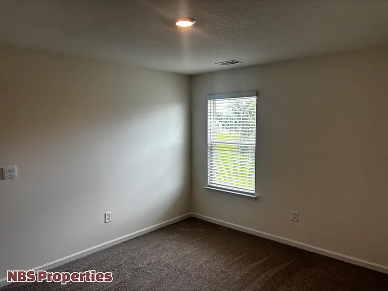 935 Utopia Ln — Photo 16