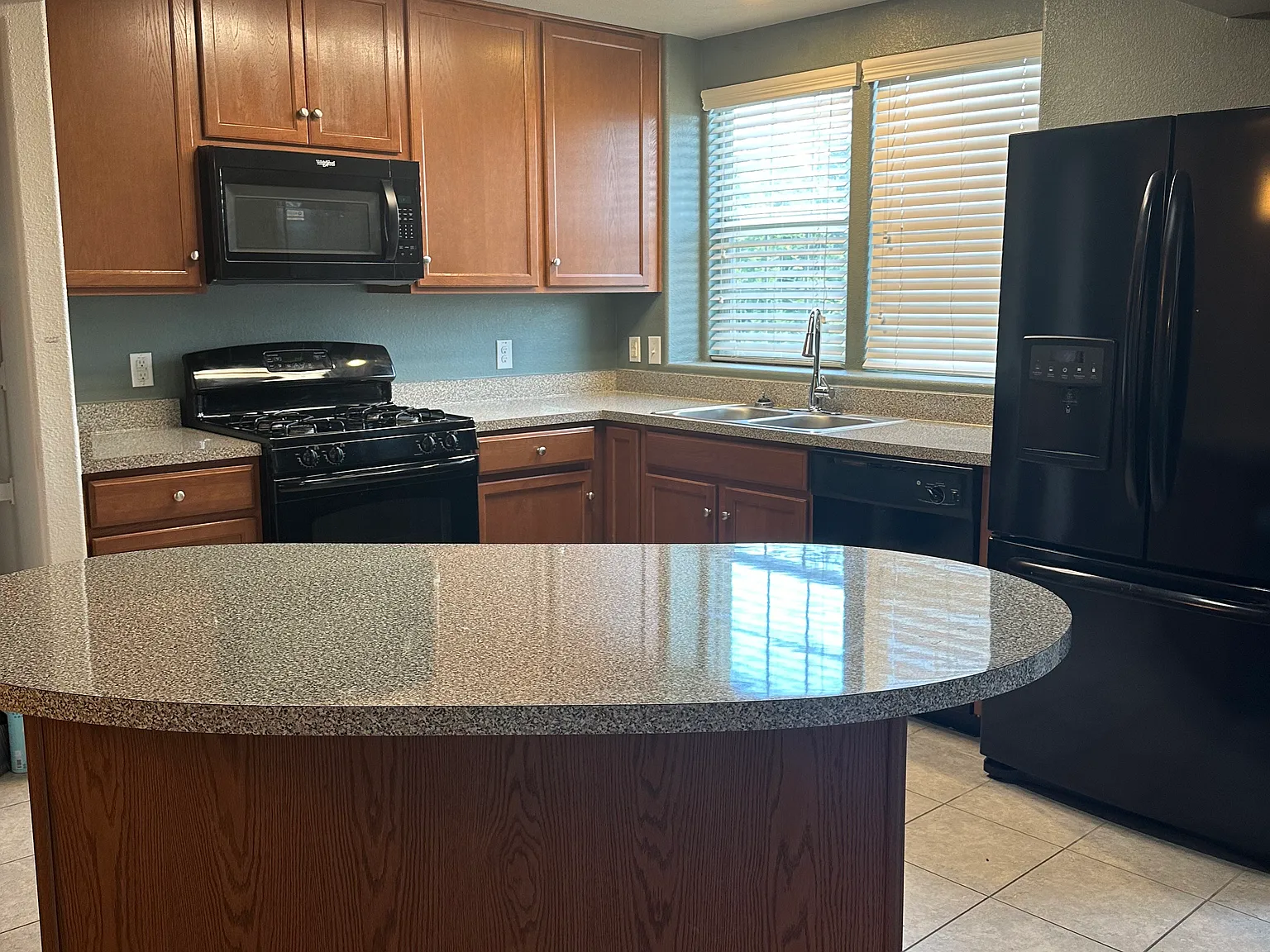 2 bed, 1100 sqft, $1,400 — Photo 3