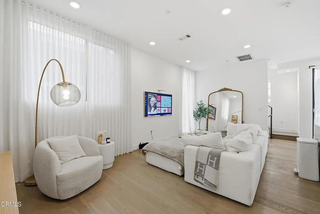 3 bed, 3.5 bath, 2100 sqft, $7,800 — Photo 4