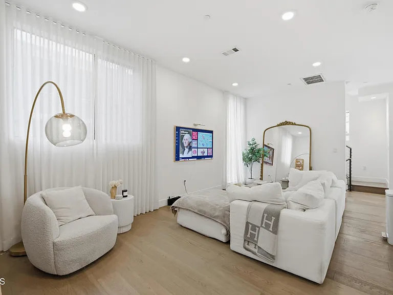 3226 W Robinson Ln — Photo 3