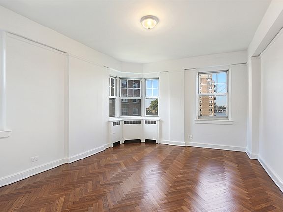 3rd image of 140 Cabrini Blvd APT 22