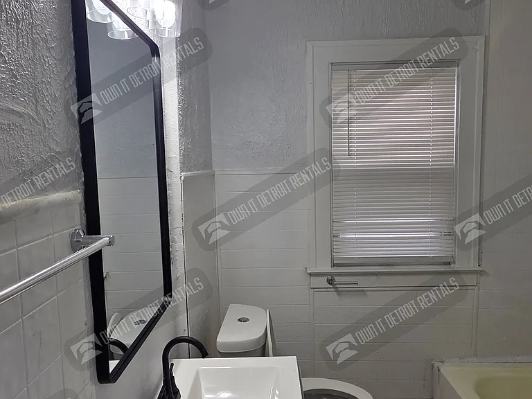 2498 Glendale St — Photo 20
