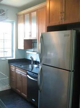 3rd image of 1050 Jefferson Ave APT 4