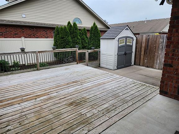 4th image of 442 Cooper Cres