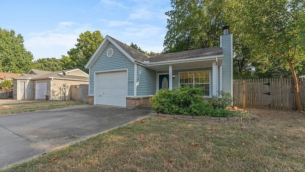 2 bed, 1.0 bath, 996 sqft, $1,395 — Photo 2