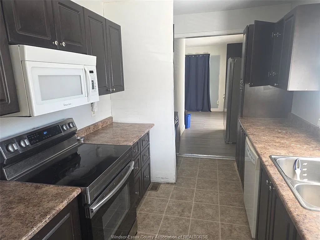 3 bed, $1,900 — Photo 2