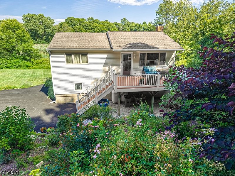 1st image of 8 Pond Dr