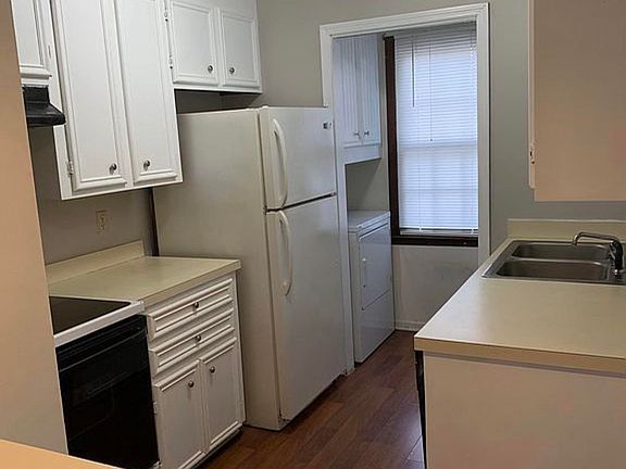 3rd image of 101 Elizabeth Darby Ln