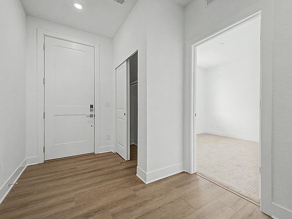 5th image of 689 Saddle Dr