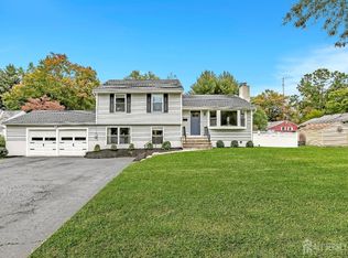 3 Pine Hill Dr, Cranbury, NJ 08512