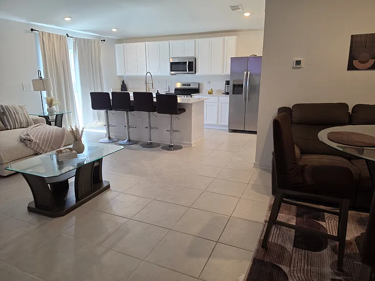 2410 McKinley Dr — Photo 2