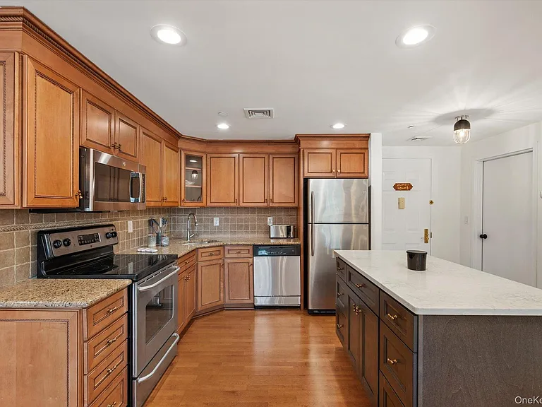 242 Maple Ave #308 — Photo 4