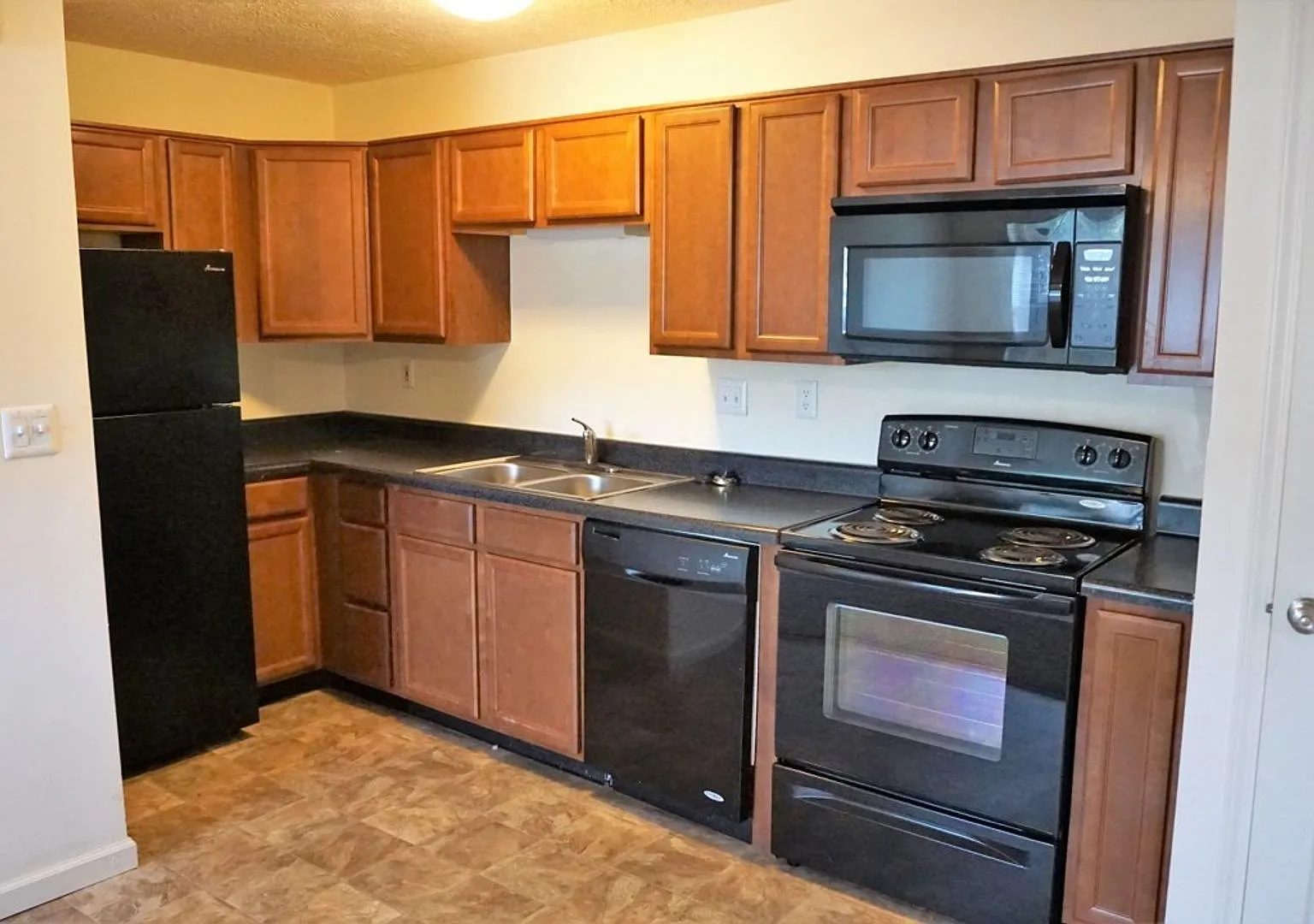 Vantage Pointe Apartments — Photo 4
