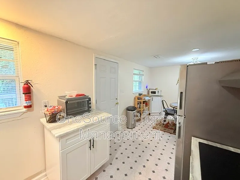 3 bed, 1.0 bath, 912 sqft, $1,500 — Photo 3