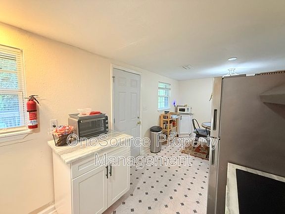 3rd image of 3032 Grady Rd