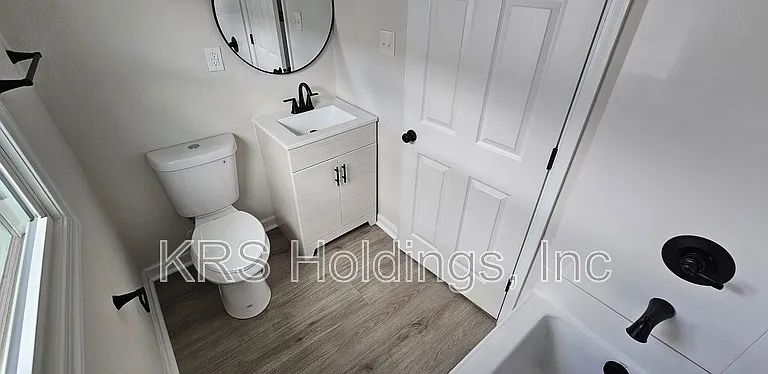 308 Saint James Ave #B — Photo 16