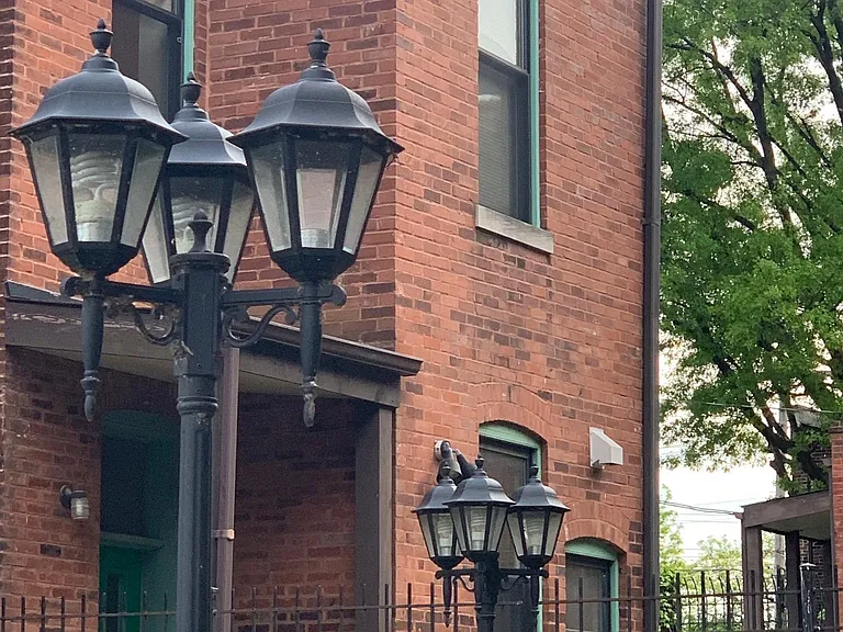 1016 Barton St — Photo 2