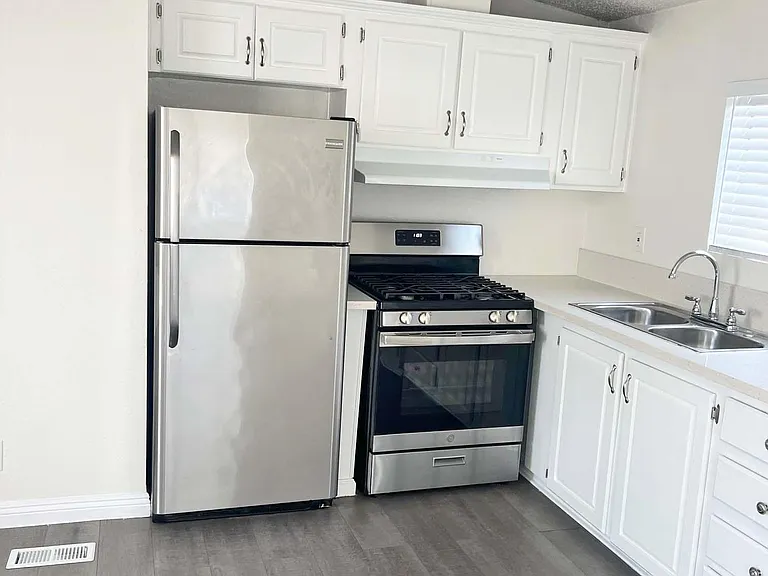 133 E 16th St #6 — Photo 4