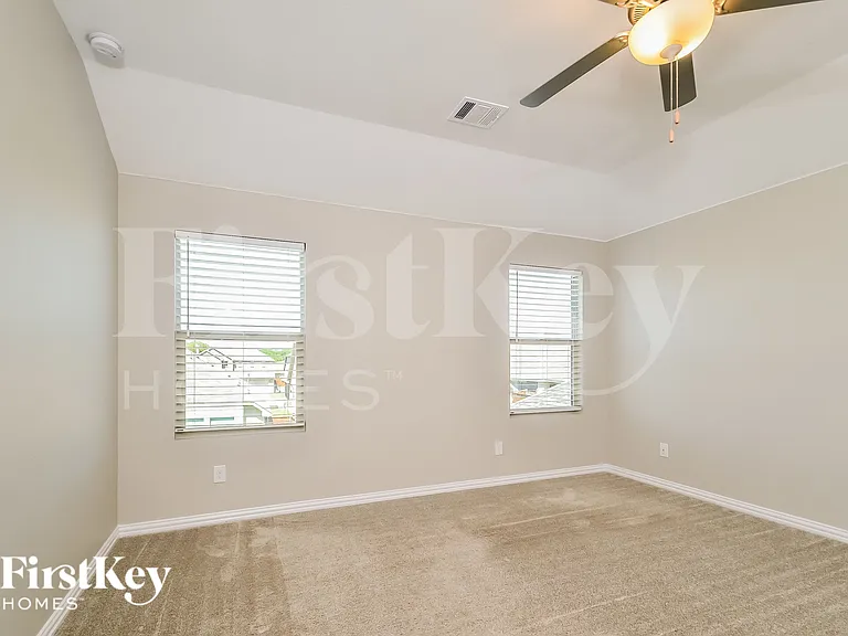 223 Rosewood Dr — Photo 9