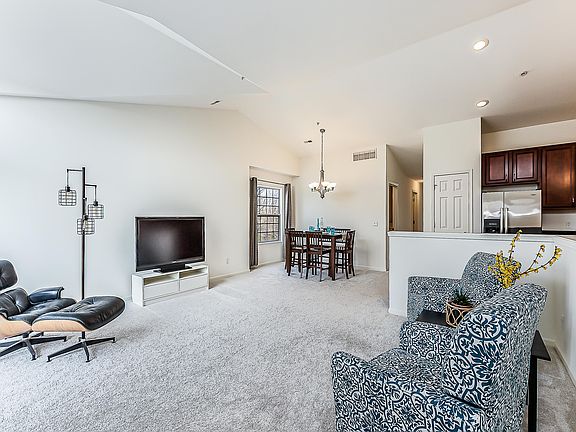 4th image of 227 W Oakbrook Dr