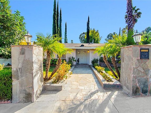 3rd image of 20406 Oxnard St