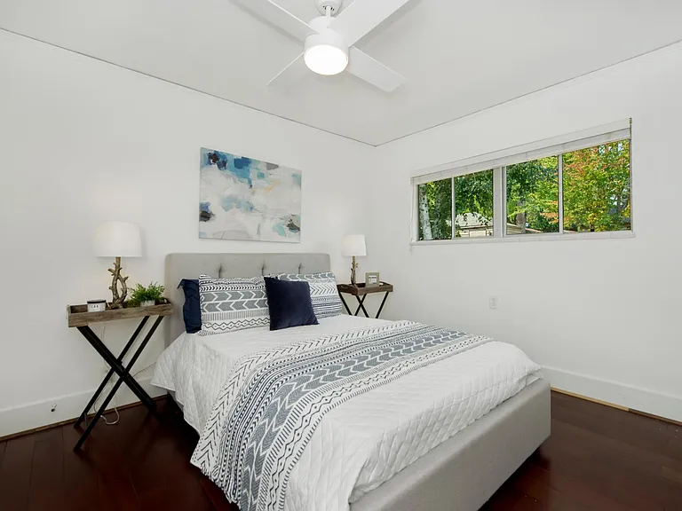 6225 37th Ave NE — Photo 2