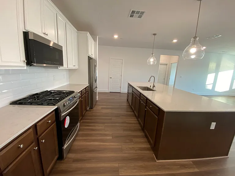 113 E Tyler Ave — Photo 4