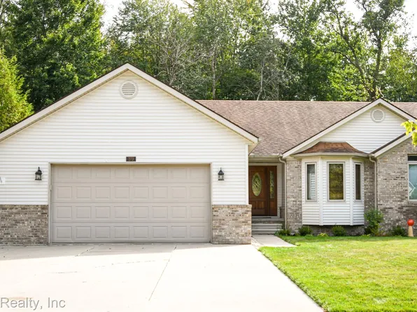 273 Rosewood Dr, Marysville, MI 48040