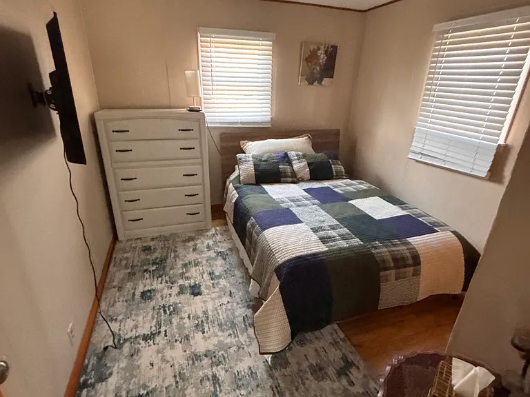Bedroom 1: Queen bed, 42" flat screen TV