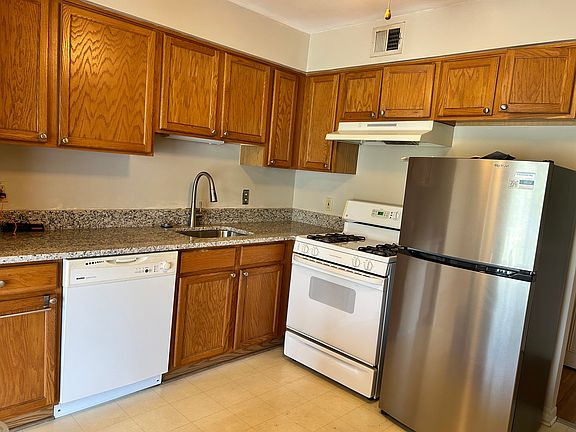 2nd image of 480 N Fox Hills Dr