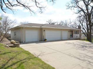 10 Fore Seasons Dr, Grinnell, IA 50112