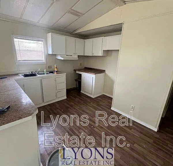 228 E Grow St #7 — Photo 1