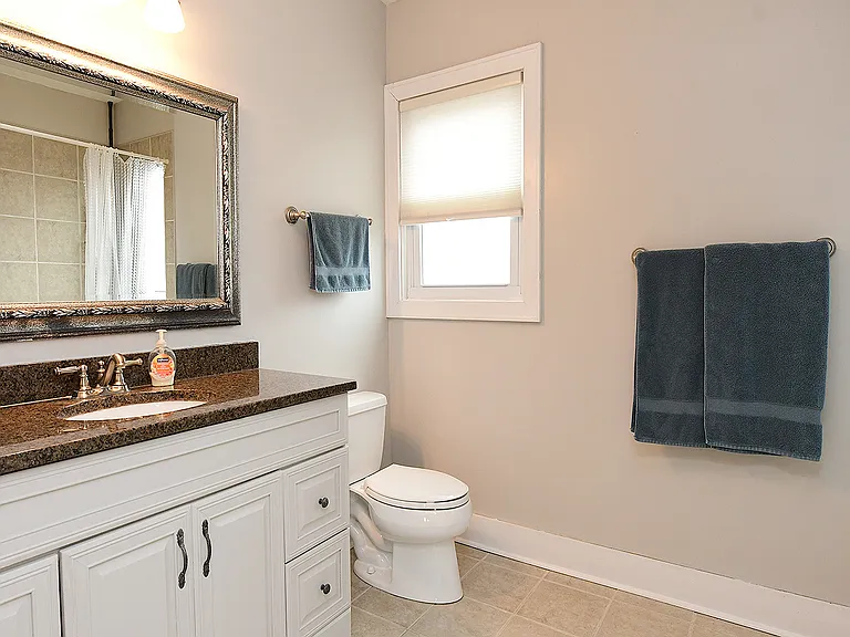 Second story full bath