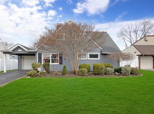 18 Ribbon Ln, Wantagh, NY 11793