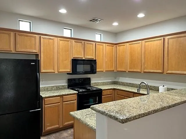 4 bed, 1860 sqft, $2,350 — Photo 2