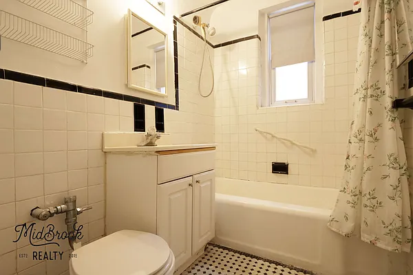 Sold by Midbrook Realty, LLC | media 29